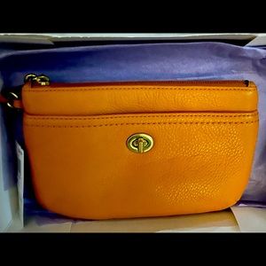 Coach gently used wristlet.. in great condition.